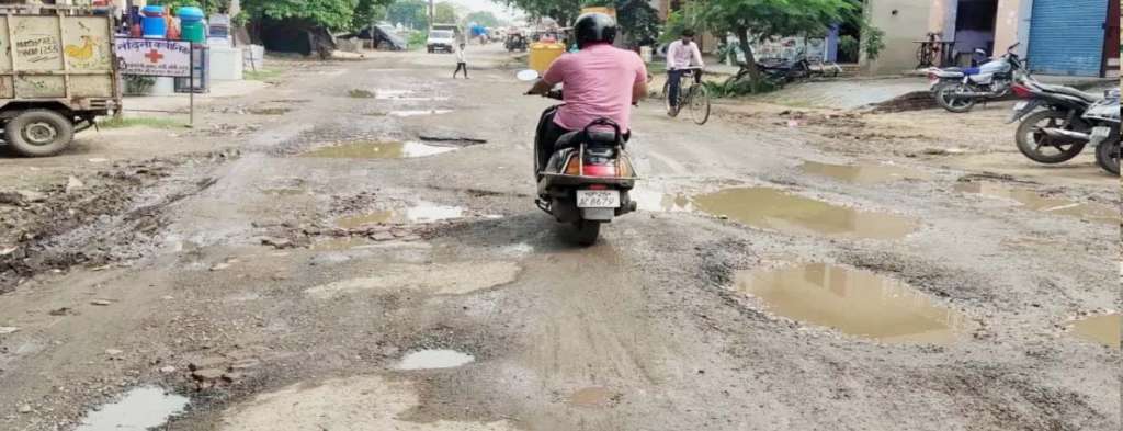 पन्द्रहपाली - हड़वाड़ मोटर मार्ग में गड्ढे हैं या फिर गड्ढों में सड़कें