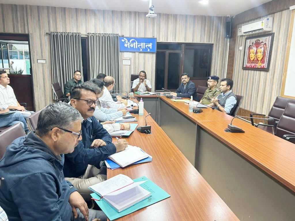 विकास कार्यो की समक्षा बैठक में जिलाधिकारी ने कहा खुदी हुई सड़को तत्काल ठीक करें