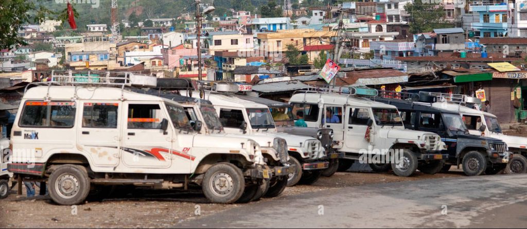 बागेश्वर पिंडारी रोड पर लगा टैक्सी स्टेंड